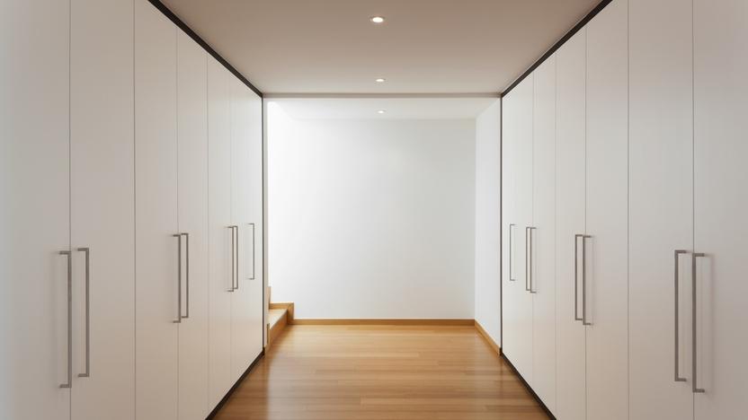 Begehbaren Kleiderschrank selbst planen Begehbarer Kleiderschrank mit Türen in weiß